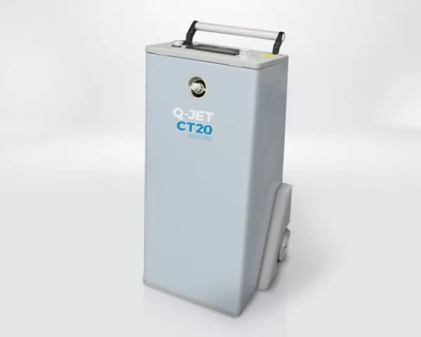 Hellgraues, rechteckiges Gerät mit schwarzem Griff und Rollen, beschriftet mit 'Q-JET CT20'.