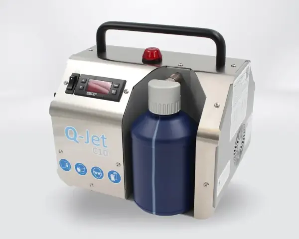 Kleines medizinisches Gerät mit Aufschrift 'Q-Jet C10'.