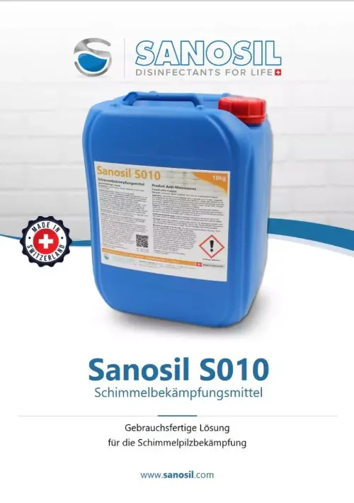 Blauer Kanister mit rotem Verschluss, Etikett mit Text und Warnsymbol, darüber Logo und Schriftzug 'SANOSIL DISINFECTANTS FOR LIFE', darunter Text 'Sanosil S010 Schimmelbekämpfungsmittel'.