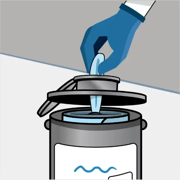 Blau behandschuhte Hand hält einen Tropfen, der in einen geöffneten Behälter mit Wasserwellen-Symbol fällt.