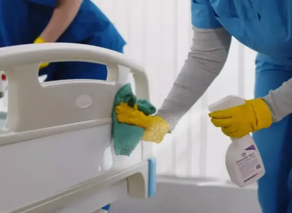 2 Fraune putzen das Bett mit Sanosil SD1