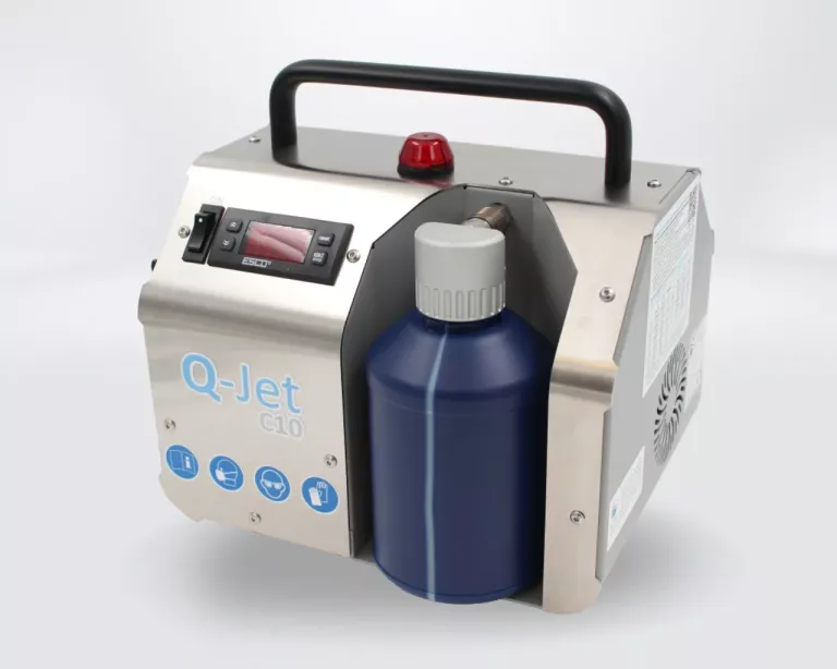 Kompakte Maschine mit schwarzem Griff, rotem Warnlicht, blauem Flaschenbehälter und Display, beschriftet mit 'Q-Jet C10'.