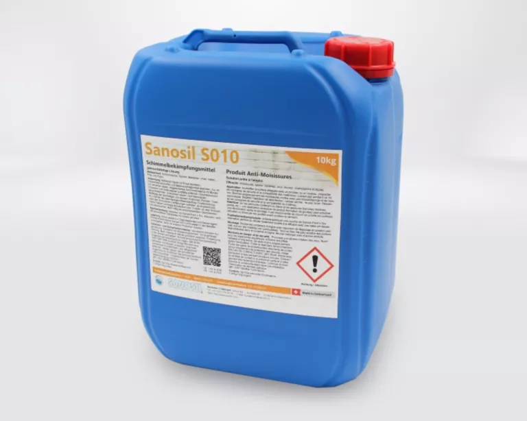 Blauer 10-Kilogramm-Kanister mit rotem Verschluss und Etikett 'Sanosil S010' mit Warnsymbol.