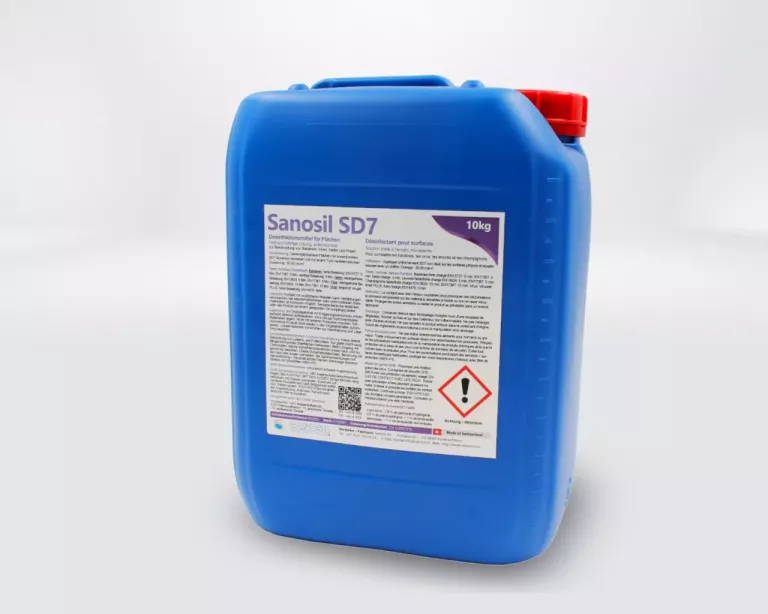 Blauer 10-Kilogramm-Kanister mit rotem Verschluss und Etikett 'Sanosil SD7' mit Warnsymbol und Text.