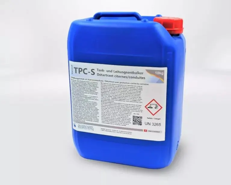 Blauer 10-Kilogramm-Kanister mit rotem Schraubverschluss und Etikett 'Sanosil TPC-S'